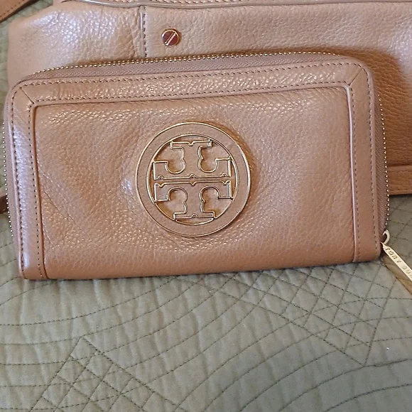 Tory Burch Amanda Tote & Wallet Set - Picture 10 of 17